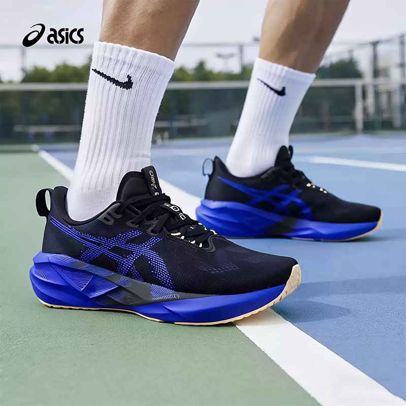 Badminton Victory - Asics NOVABLAST 5 สีดำรอยัลบลูตาข่ายระบายอากาศน้ำหนักเบารองเท้าวิ่งมาราธอน 1011B974-004